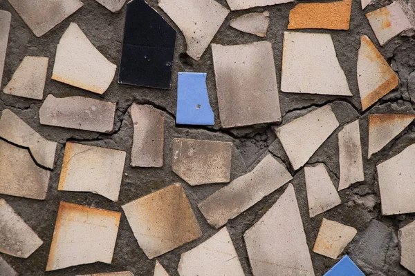 Arka plan olarak bir evin taş duvarı