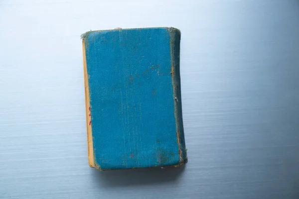 Viejo librito yace sobre la mesa — Foto de Stock
