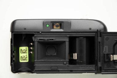 Beyaz arkaplandaki eski kamera