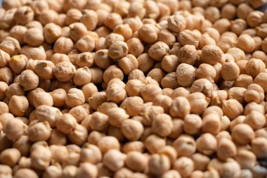 Çiğ bezelyeler masaya yakın çekim.