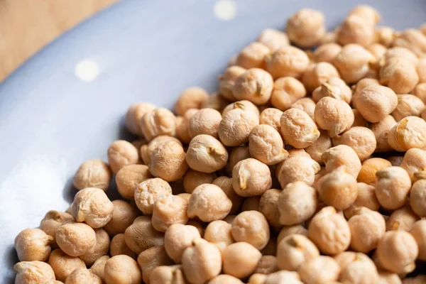 Raw chickpeas close-up on the table — Stock Photo, Image