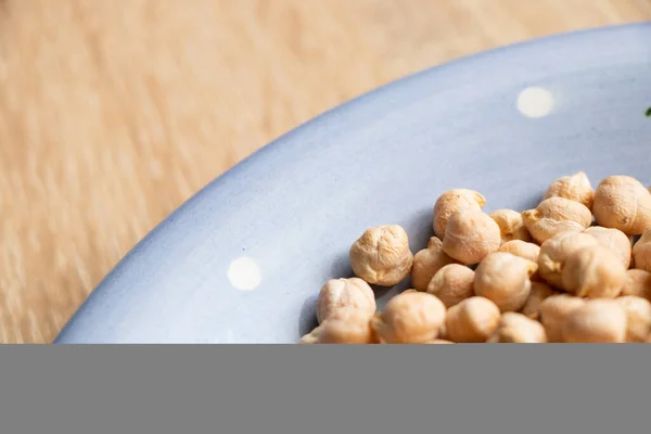 Garbanzos crudos primer plano sobre la mesa —  Fotos de Stock