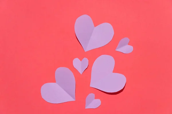 Papper skära ut hjärtat ligger på papper, valentin — Stockfoto