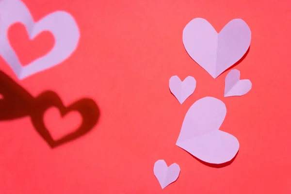 Papier ausgeschnittenes Herz liegt auf Papier, Valentin — Stockfoto