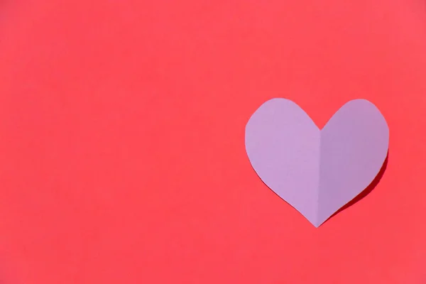 Kağıt kesiği kalp kağıt üzerinde, sevgililer günü kartı — Stok fotoğraf