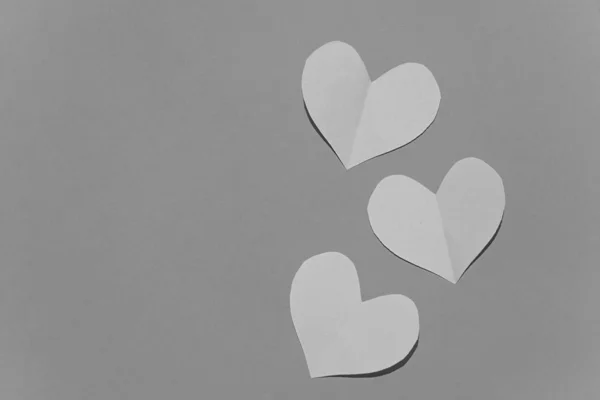 Kağıt kalpten kesilmiş kağıt üzerinde yatar, sevgililer günü kartı, siyah beyaz fotoğraf — Stok fotoğraf