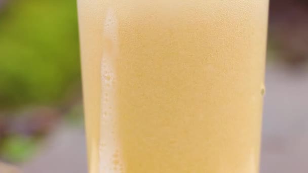 bière légère dans un gobelet en verre close-up 