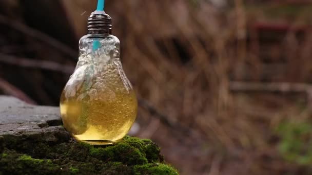 Man Blaast Lucht Een Rietje Een Glas Koolzuurhoudende Drank Die — Stockvideo