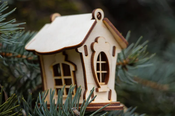 Pequeña casa de madera en las ramas de un árbol de Navidad — Foto de Stock