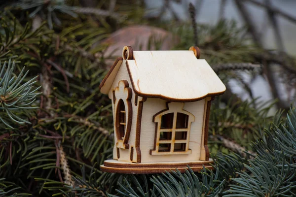 Kis faház egy karácsonyfa ágain — Stock Fotó