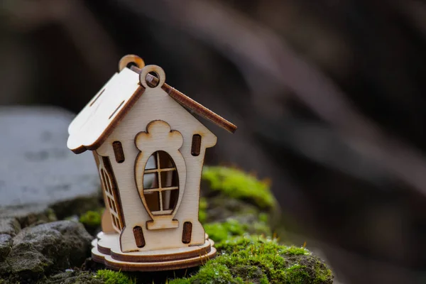 Pequeña casa de piedra de madera con musgo — Foto de Stock