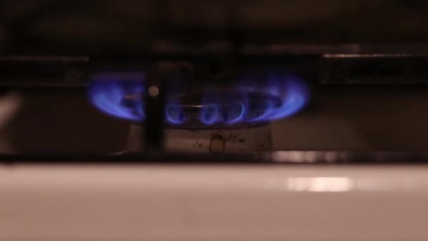 allumé cuisinière à gaz dans la cuisine close-up 