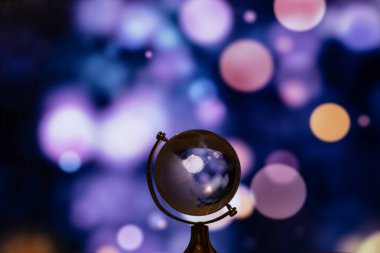 Masanın üzerinde bulanık arkaplanı olan temiz cam küre