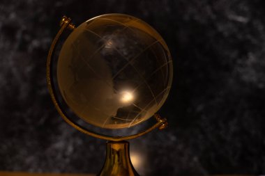 Masanın üzerinde bulanık arkaplanı olan temiz cam küre