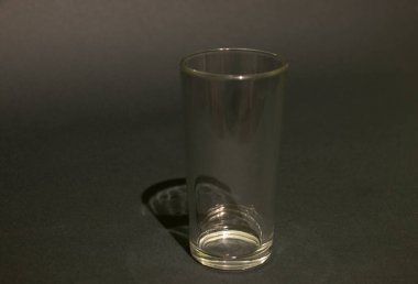 Siyah arkaplanda boş cam bardak