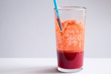 Bir bardak taze havuç, izole bir arka planda pancar suyu.