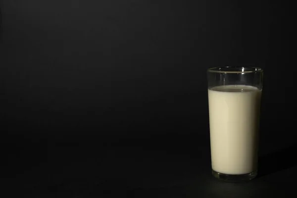 深色孤立背景下的牛奶玻璃杯 — 图库照片