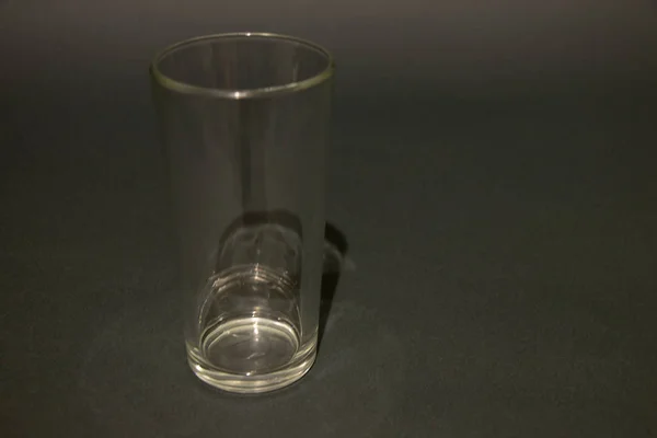 Copo de vidro vazio no fundo preto — Fotografia de Stock