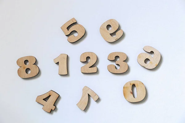 Pequenos números de madeira em um fundo branco isolado — Fotografia de Stock
