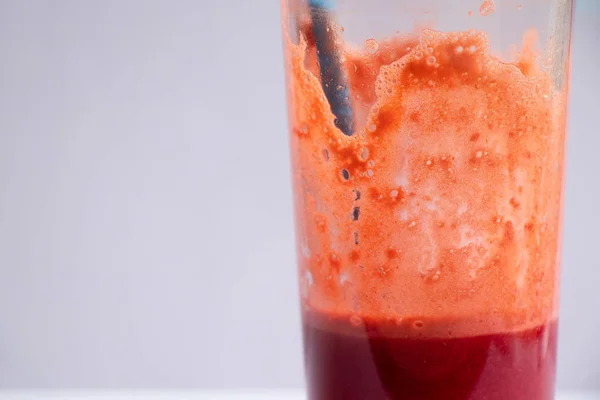 Стакан свежей моркови - свекольный сок на изолированном фоне — стоковое фото