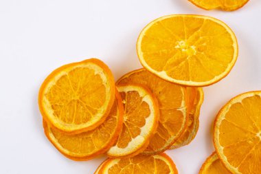 İzole bir arka planda kurutulmuş portakal dilimi, meyve cipsi.