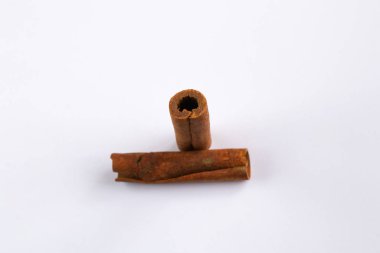 İzole bir arkaplanda iki tarçın çubuğu
