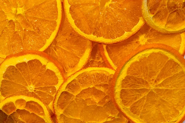 Arancia affettata secca su fondo isolato, gocce di frutta — Foto Stock