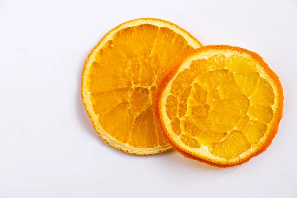 Naranja en rodajas secas sobre un fondo aislado, chips de fruta — Foto de Stock