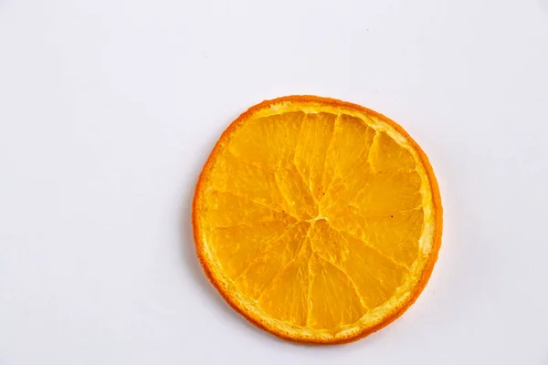 Suszona pomarańcza w plasterkach na izolowanym tle, chipsy owocowe — Zdjęcie stockowe