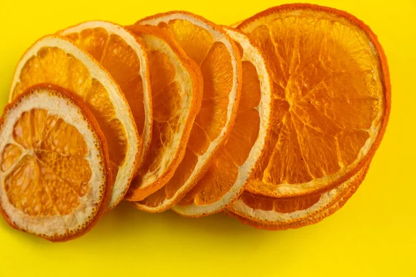 Naranja en rodajas secas sobre un fondo aislado, chips de fruta — Foto de Stock