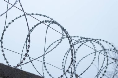 Gökyüzüne karşı dikenli teller yakın