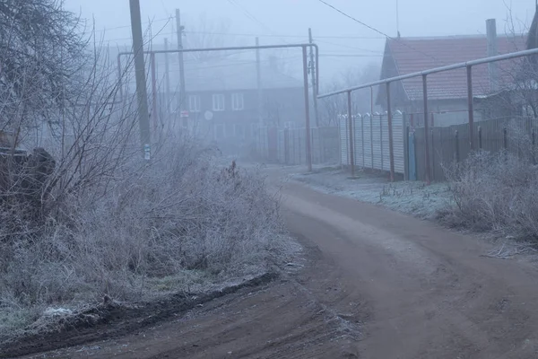 Жилое здание вдоль дороги морозным утром в городе Днепр зимой — стоковое фото