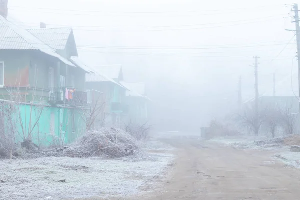 Immeuble résidentiel le long de la route par une matinée givrée dans la ville de Dniepr en hiver — Photo
