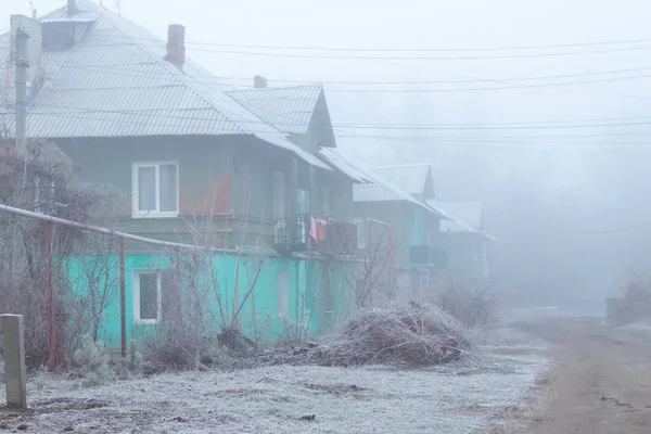Immeuble résidentiel le long de la route par une matinée givrée dans la ville de Dniepr en hiver — Photo