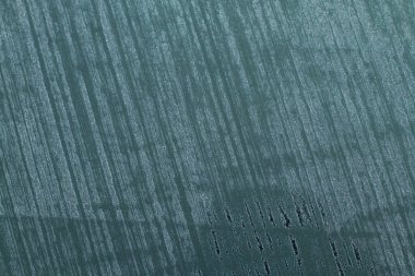 Arka planda buzda araba camı