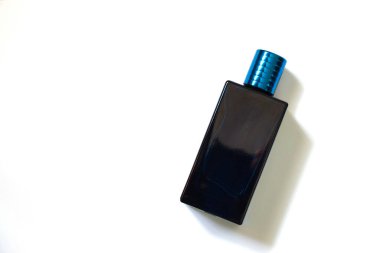 İzole edilmiş beyaz bir arka planda kavanozdaki parfüm