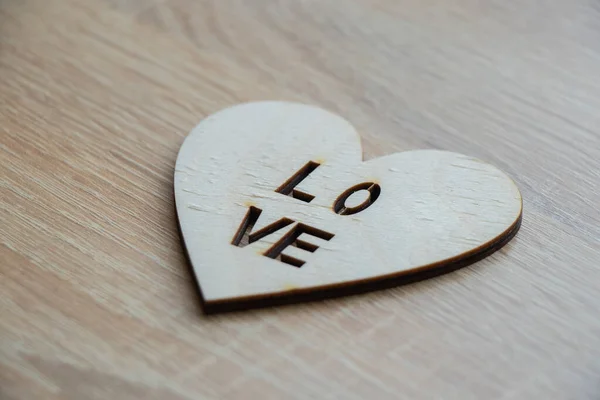 Herz aus Holz mit der Aufschrift Liebe auf Holzgrund, Gefühle und Emotionen — Stockfoto