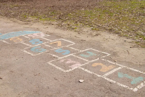 Juego de niños en el asfalto, los números se pintan en el asfalto con pintura — Foto de Stock