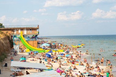 Dnipro, Ukrayna - 19 Temmuz 2019. İnsanlar güneşli bir yaz gününde plajda dinlenir.