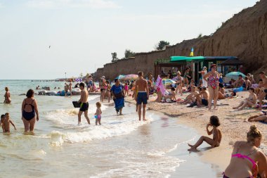 Dnipro, Ukrayna - 19 Temmuz 2019. İnsanlar güneşli bir yaz gününde plajda dinlenir.