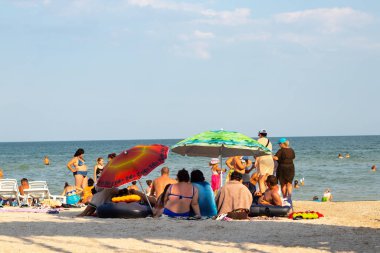 Dnipro, Ukrayna - 19 Temmuz 2019. İnsanlar güneşli bir yaz gününde plajda dinlenir.