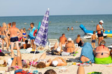 Dnipro, Ukrayna - 19 Temmuz 2019. İnsanlar güneşli bir yaz gününde plajda dinlenir.