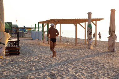 Dnipro, Ukrayna - 19 Temmuz 2019. İnsanlar güneşli bir yaz gününde plajda dinlenir.