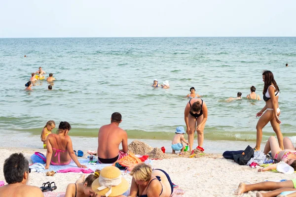 Dnipro, Oekraïne - 19 juli 2019. Mensen ontspannen op het strand op een zonnige zomerdag — Stockfoto