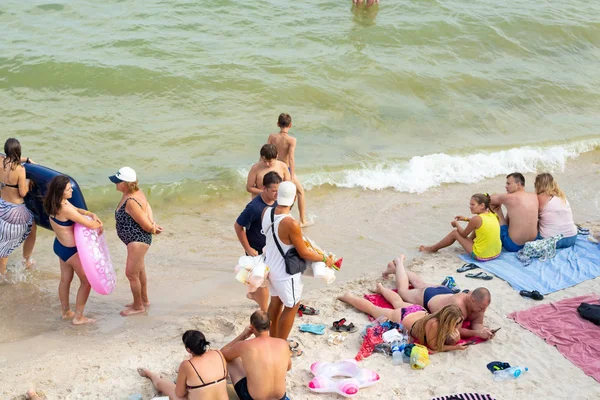 Dnipro, Ukrajna - 2019. július 19. Az emberek lazítanak a strandon egy nyári napsütéses napon. — Stock Fotó