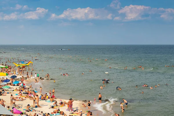Dniepr, Ukraina - 19 lipca 2019. Ludzie relaksują się na plaży w letni słoneczny dzień — Zdjęcie stockowe