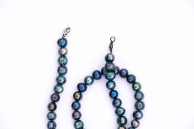 beyaz zemin üzerine inci boncuklar