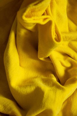 Arkaplan olarak sarı buruşuk kumaş