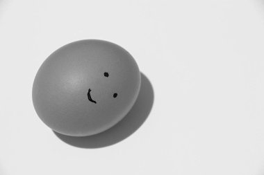 Smiley beyaz arka planda bir tavuk yumurtasının üzerine resmedilir.