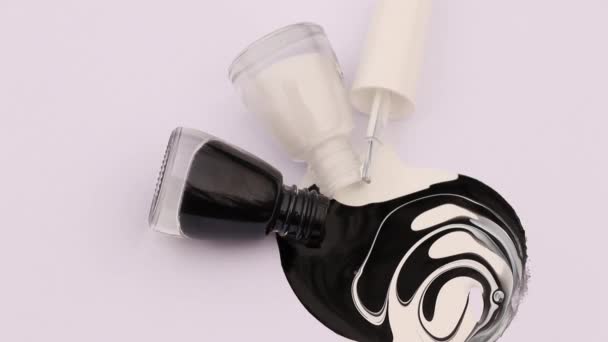 Witte Zwarte Lippenstift Vloeien Een Witte Achtergrond Vermengen Tot Een — Stockvideo